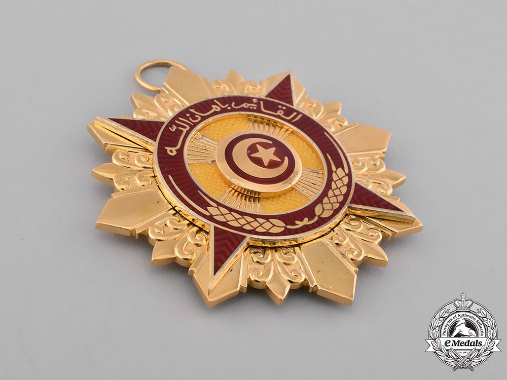 brunei,_the_abode_of_peace._a_most_esteemed_family_order_of_brunei,_i_class_collar_m19_2757_1