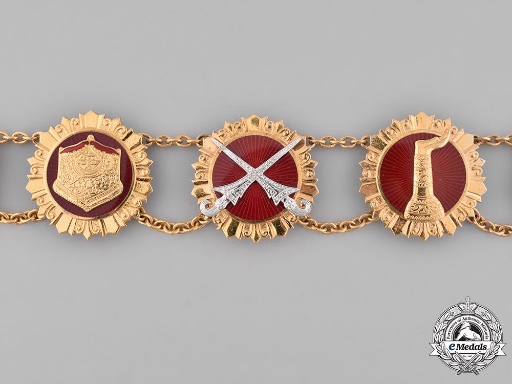 brunei,_the_abode_of_peace._a_most_esteemed_family_order_of_brunei,_i_class_collar_m19_2760_1