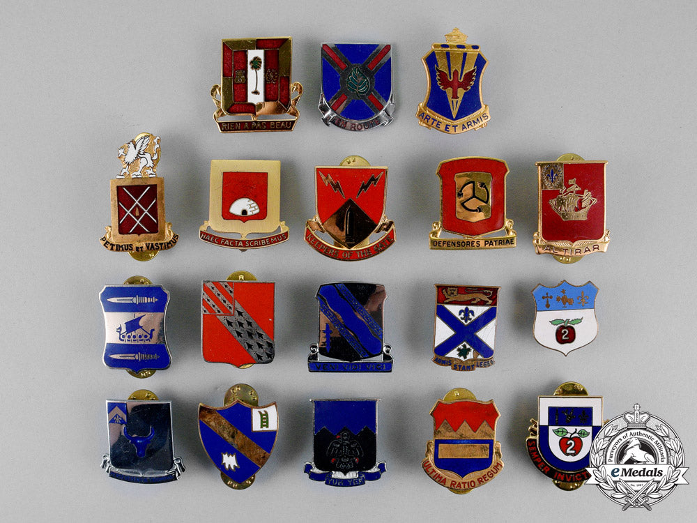united_states._a_lot_of_thirty_regimental_insignia_badges_m19_2918