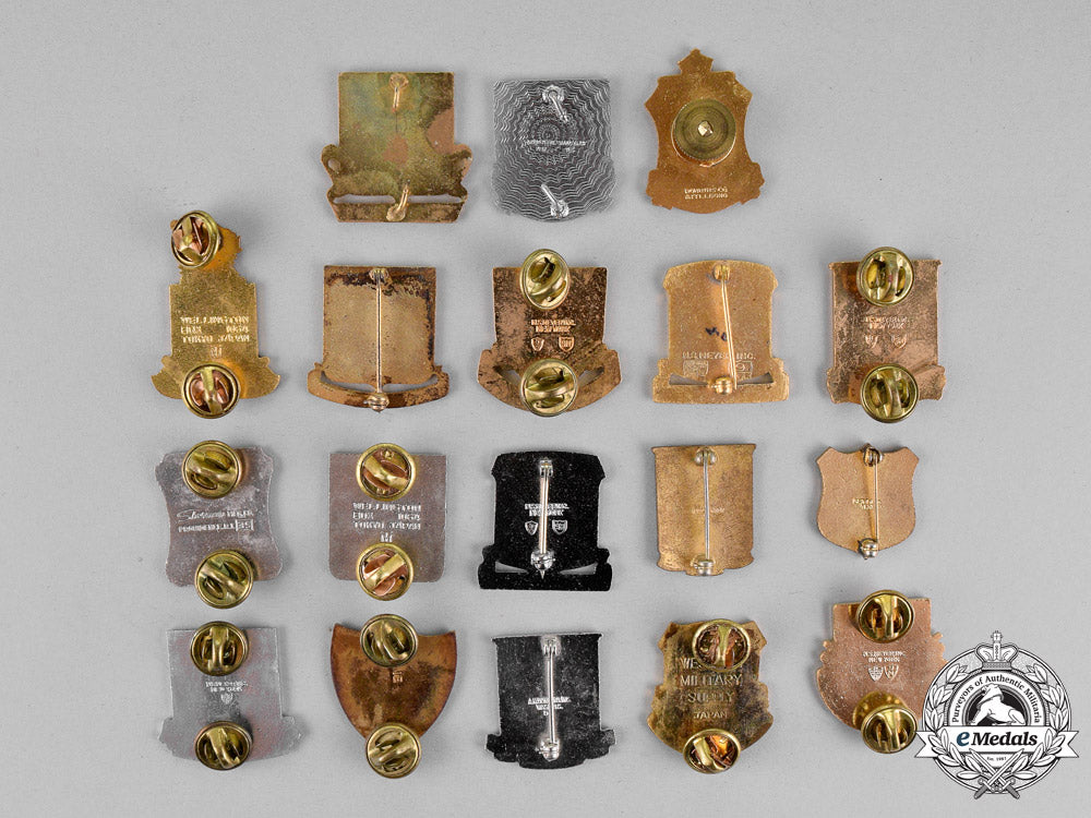 united_states._a_lot_of_thirty_regimental_insignia_badges_m19_2919