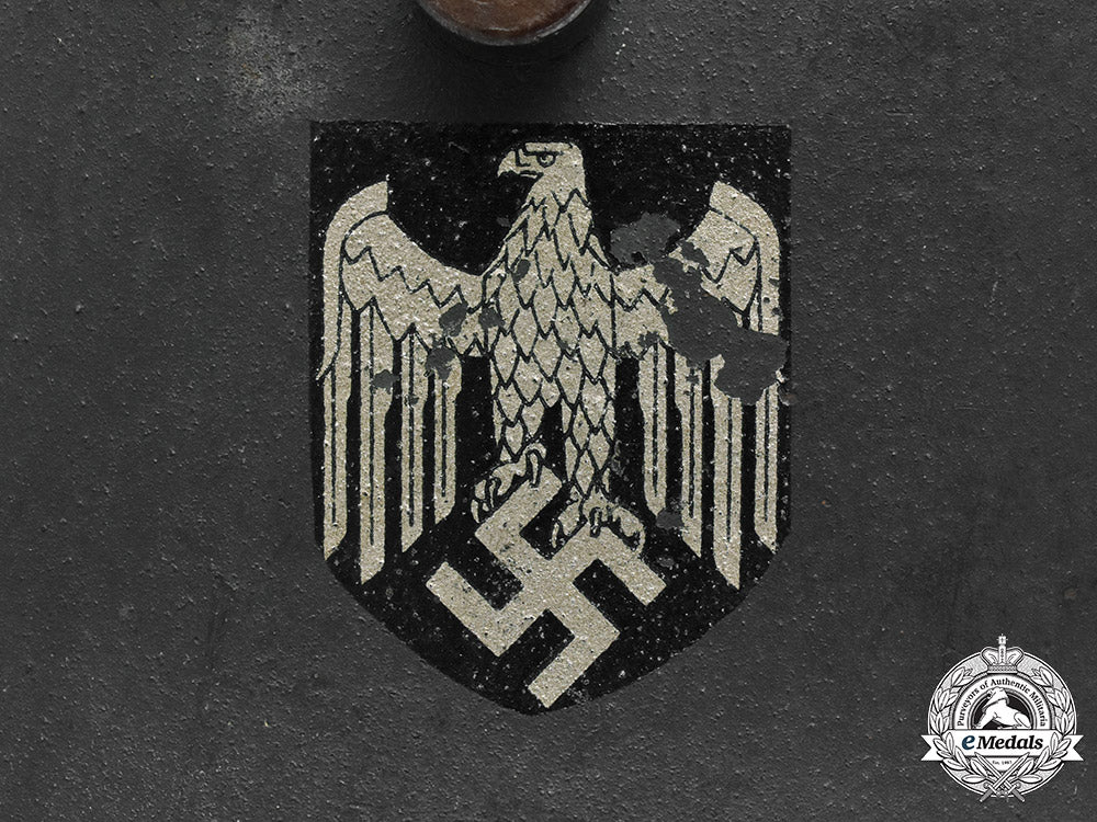 germany,_wehrmacht._a_refurbished_m18_steel_helmet,_c.1940_m19_4696
