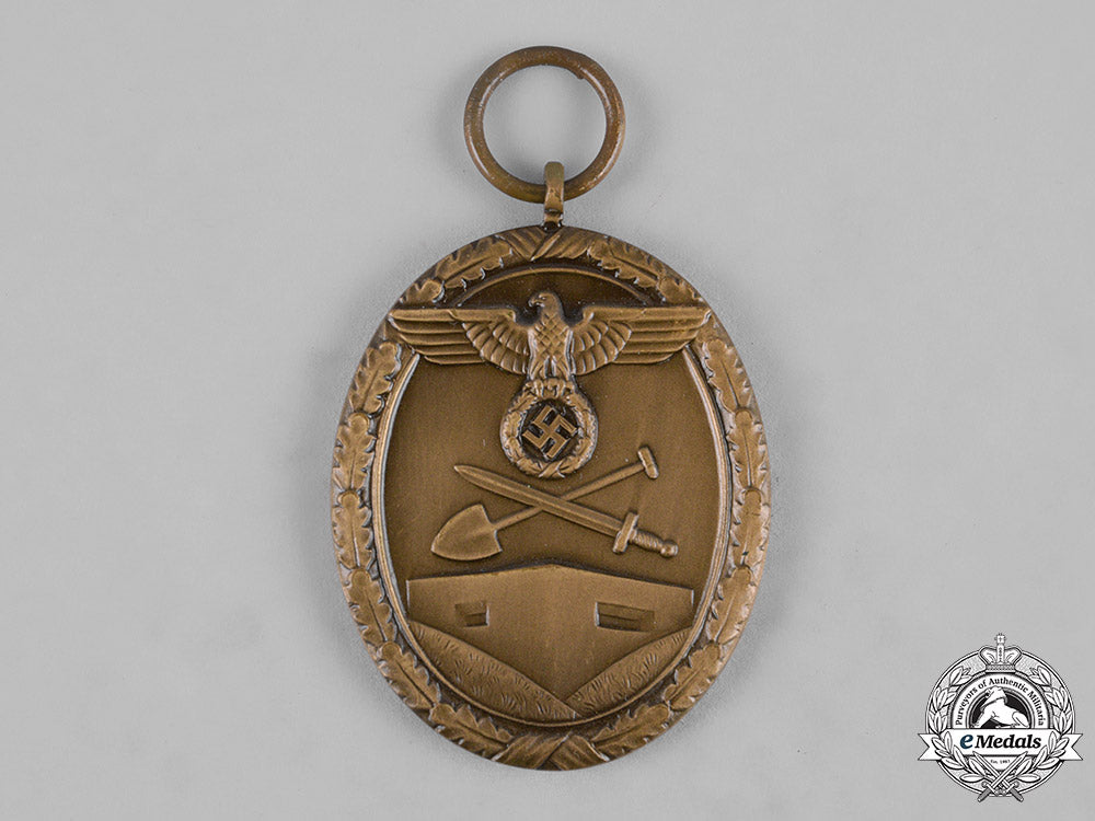 germany,_wehrmacht._a_west_wall_medal_by_sohni,_heubach&_co._m19_7008