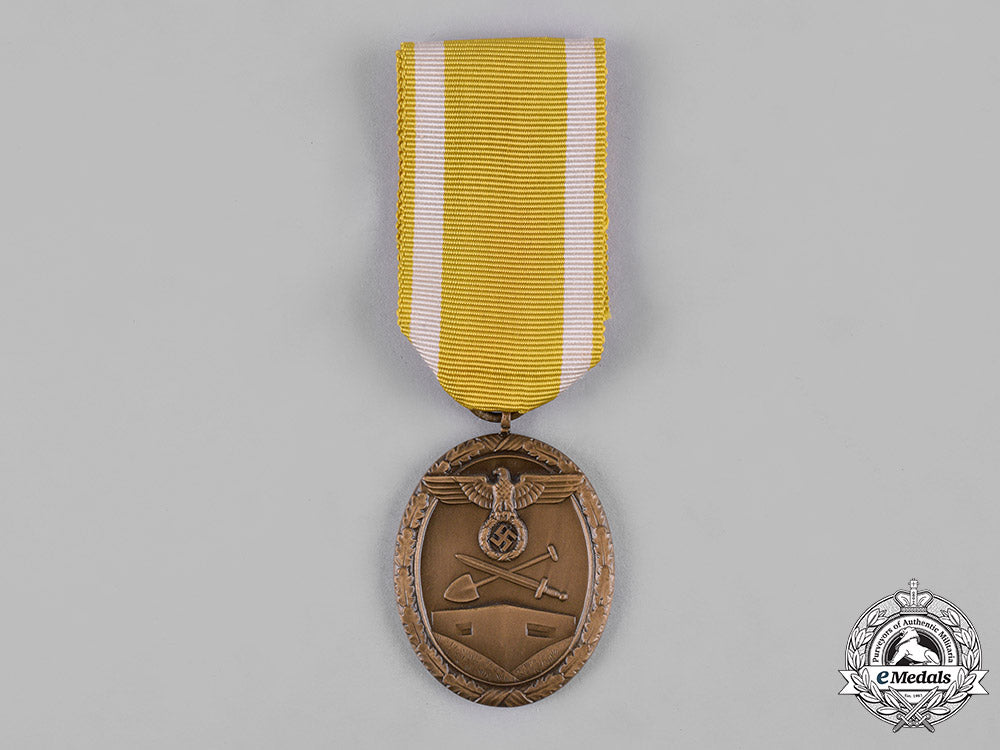 germany,_wehrmacht._a_west_wall_medal_by_sohni,_heubach&_co._m19_7013