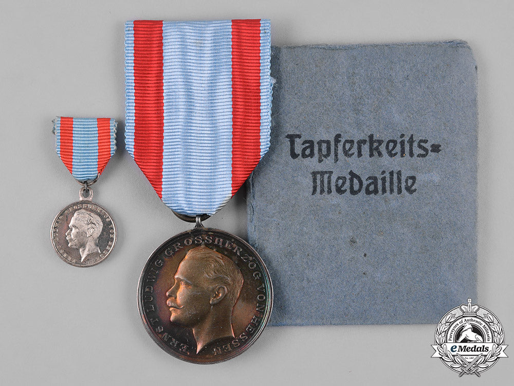 hesse-_darmstadt,_grand_duchy._a_general_honour_decoration,_silver_medal_for_bravery,_with_original_paper_envelope_m19_7758_1