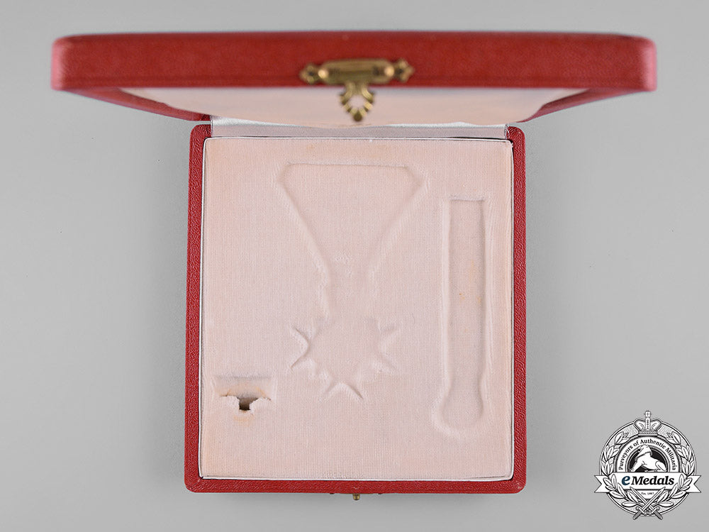 italy,_kingdom._a_sovereign_military_hospitaller_order_of_saint_john_of_jerusalem,_knight's_badge_case_m19_8602