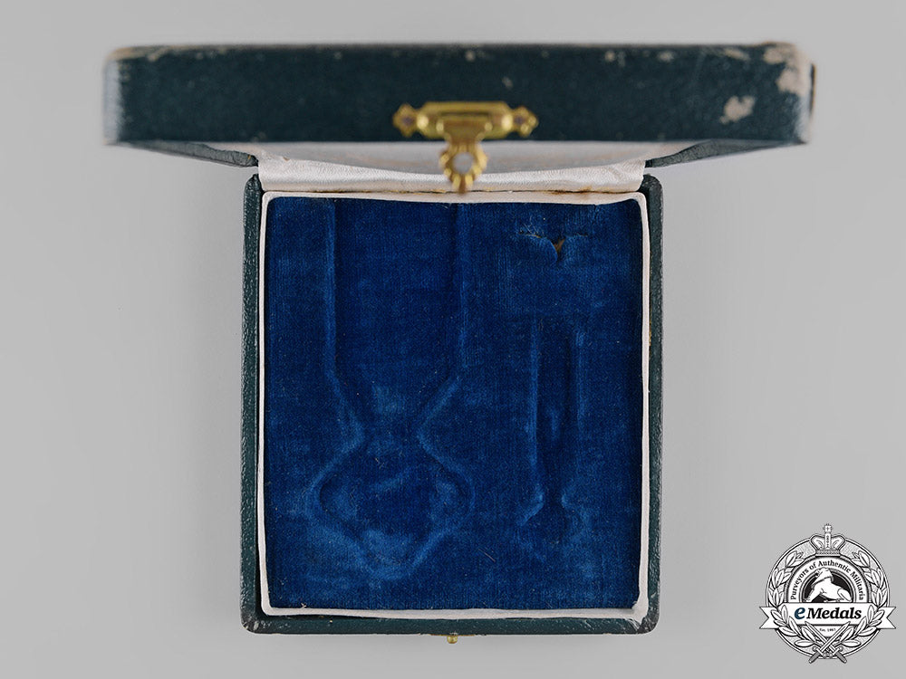 italy,_kingdom._an_order_of_st._maurice_and_st._lazarus,_v_class_knight_badge_case_m19_8608