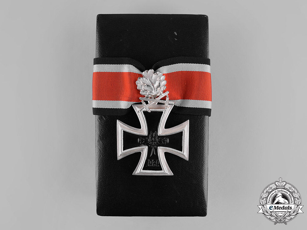 germany,_federal_republic._a_case_knight’s_cross_of_the_iron_cross,_with_oak_leaves_and_swords,1957_version_m19_8812