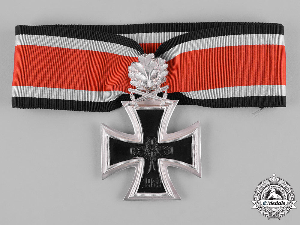germany,_federal_republic._a_case_knight’s_cross_of_the_iron_cross,_with_oak_leaves_and_swords,1957_version_m19_8813
