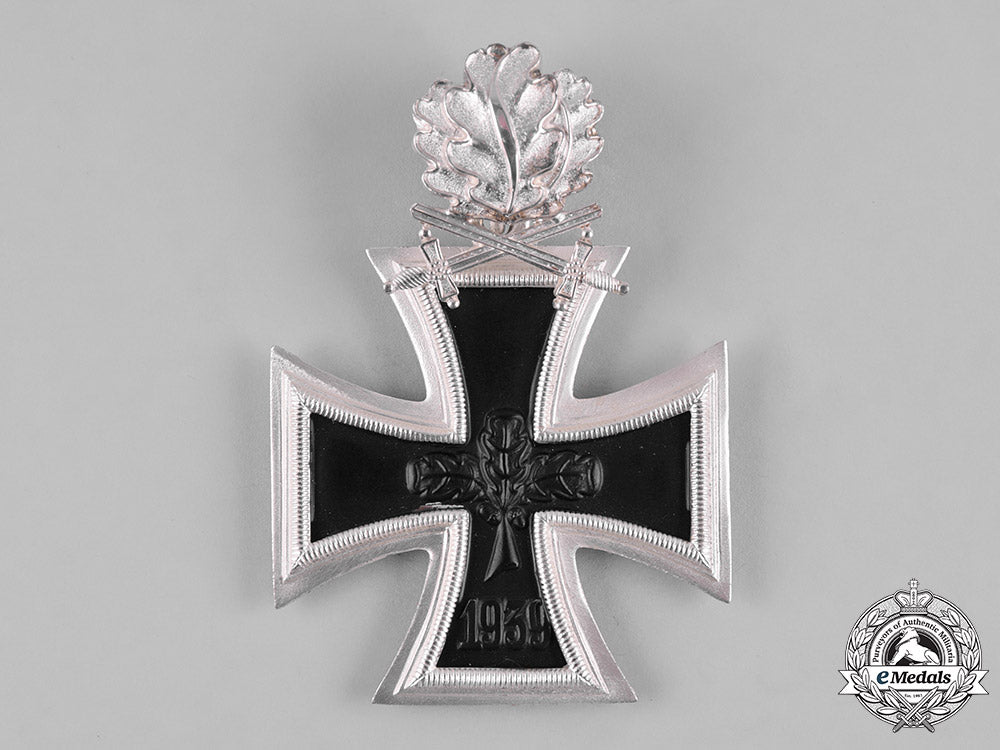 germany,_federal_republic._a_case_knight’s_cross_of_the_iron_cross,_with_oak_leaves_and_swords,1957_version_m19_8814