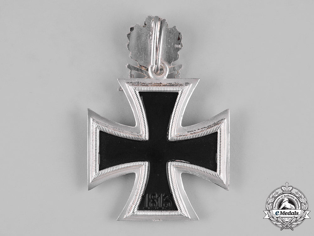 germany,_federal_republic._a_case_knight’s_cross_of_the_iron_cross,_with_oak_leaves_and_swords,1957_version_m19_8815