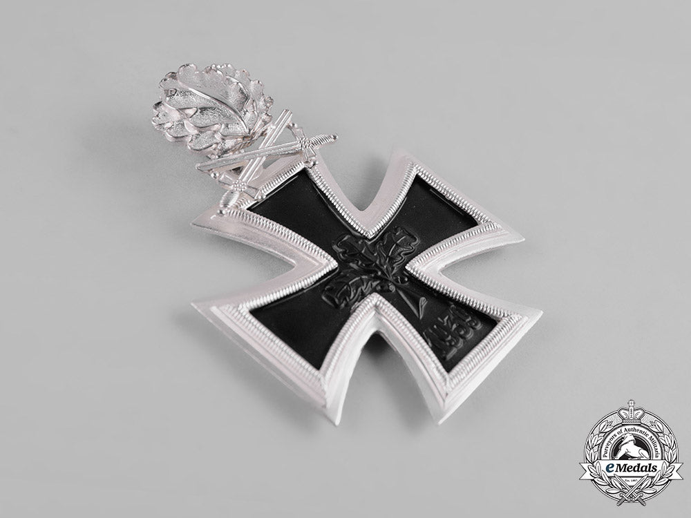germany,_federal_republic._a_case_knight’s_cross_of_the_iron_cross,_with_oak_leaves_and_swords,1957_version_m19_8816