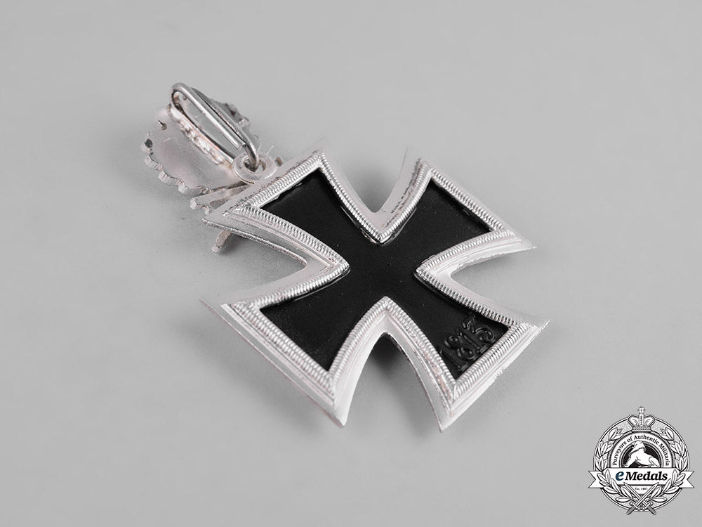 germany,_federal_republic._a_case_knight’s_cross_of_the_iron_cross,_with_oak_leaves_and_swords,1957_version_m19_8817