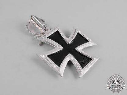 germany,_federal_republic._a_case_knight’s_cross_of_the_iron_cross,_with_oak_leaves_and_swords,1957_version_m19_8817