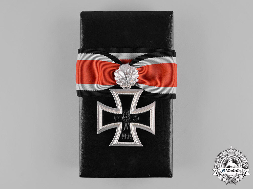 germany,_federal_republic._a_cased_knight’s_cross_of_the_iron_cross,_with_oak_leaves,1957_version_m19_8825