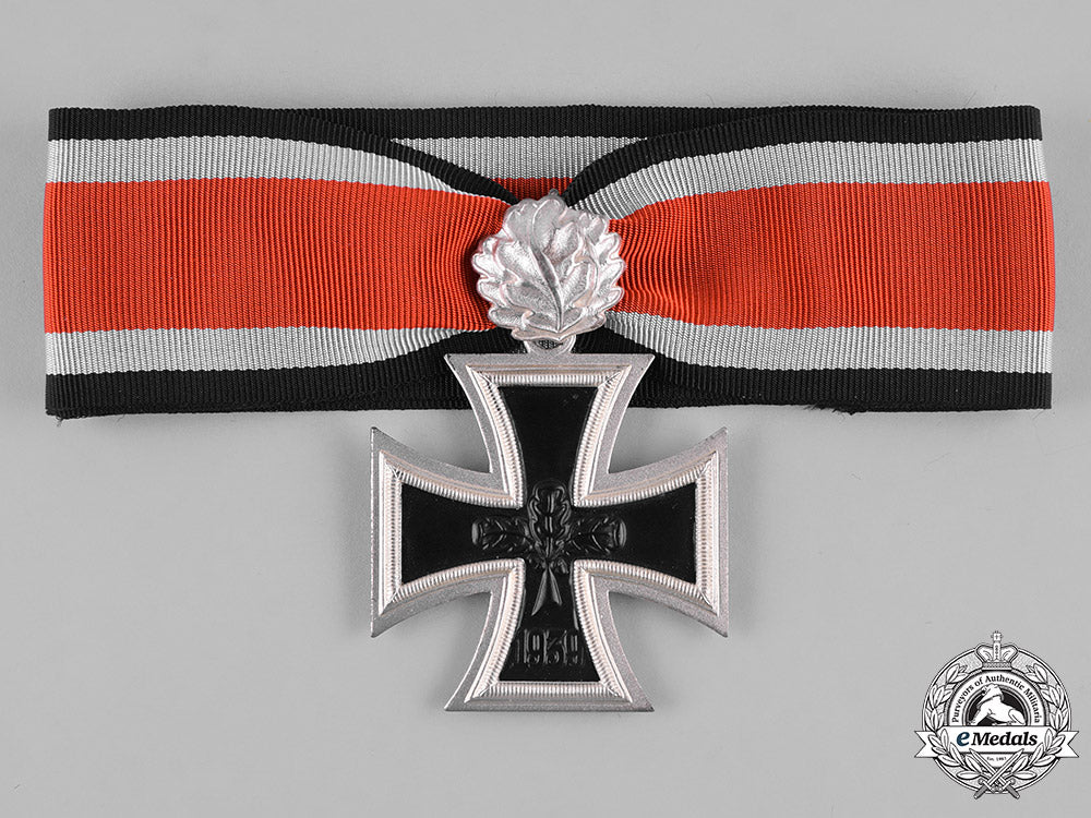 germany,_federal_republic._a_cased_knight’s_cross_of_the_iron_cross,_with_oak_leaves,1957_version_m19_8826