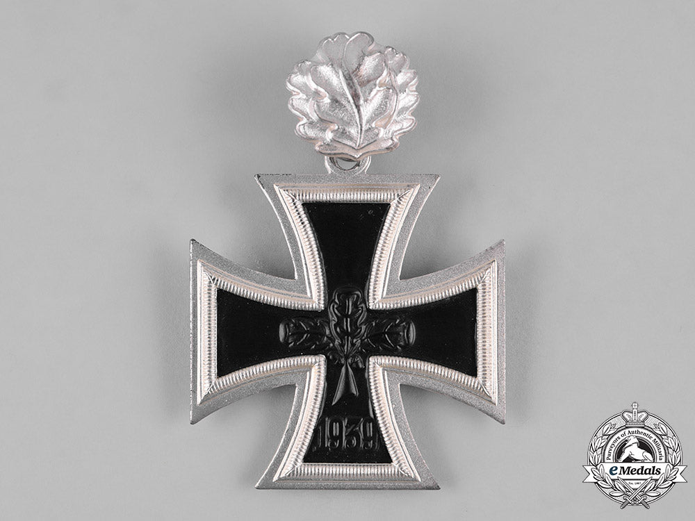 germany,_federal_republic._a_cased_knight’s_cross_of_the_iron_cross,_with_oak_leaves,1957_version_m19_8827