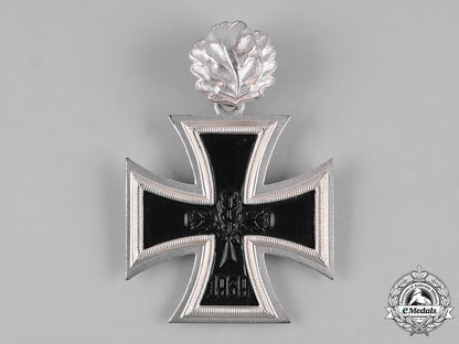 germany,_federal_republic._a_cased_knight’s_cross_of_the_iron_cross,_with_oak_leaves,1957_version_m19_8827