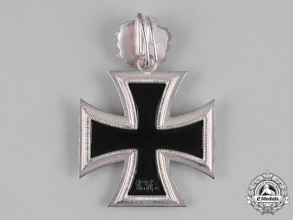 germany,_federal_republic._a_cased_knight’s_cross_of_the_iron_cross,_with_oak_leaves,1957_version_m19_8828