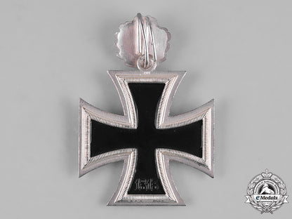 germany,_federal_republic._a_cased_knight’s_cross_of_the_iron_cross,_with_oak_leaves,1957_version_m19_8828
