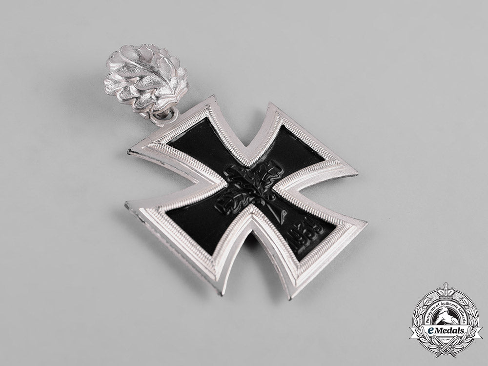 germany,_federal_republic._a_cased_knight’s_cross_of_the_iron_cross,_with_oak_leaves,1957_version_m19_8829