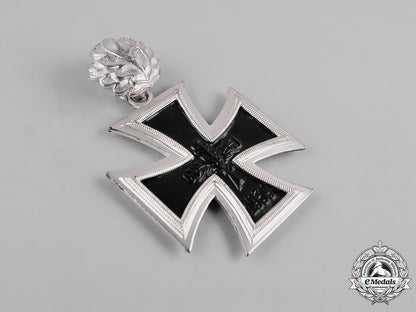 germany,_federal_republic._a_cased_knight’s_cross_of_the_iron_cross,_with_oak_leaves,1957_version_m19_8829