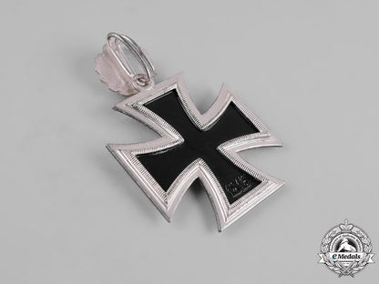 germany,_federal_republic._a_cased_knight’s_cross_of_the_iron_cross,_with_oak_leaves,1957_version_m19_8830