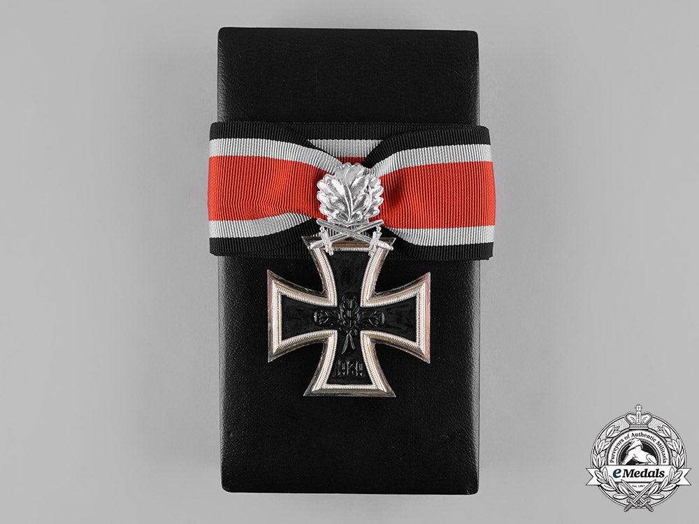 germany,_federal_republic._a_case_knight’s_cross_of_the_iron_cross,_with_oak_leaves_and_swords,1957_version_m19_8837