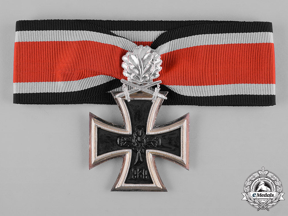germany,_federal_republic._a_case_knight’s_cross_of_the_iron_cross,_with_oak_leaves_and_swords,1957_version_m19_8838