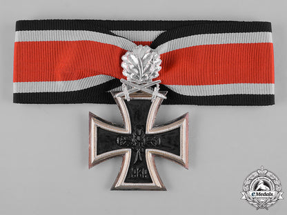 germany,_federal_republic._a_case_knight’s_cross_of_the_iron_cross,_with_oak_leaves_and_swords,1957_version_m19_8838