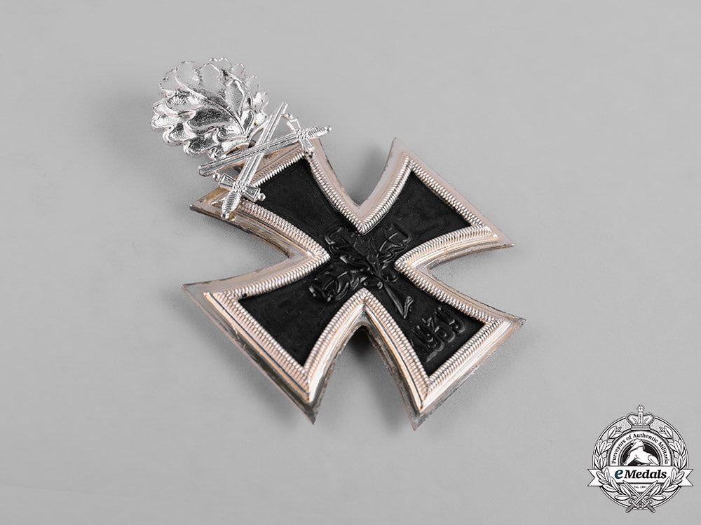 germany,_federal_republic._a_case_knight’s_cross_of_the_iron_cross,_with_oak_leaves_and_swords,1957_version_m19_8841