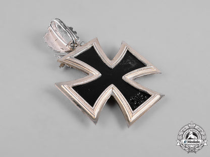 germany,_federal_republic._a_case_knight’s_cross_of_the_iron_cross,_with_oak_leaves_and_swords,1957_version_m19_8842