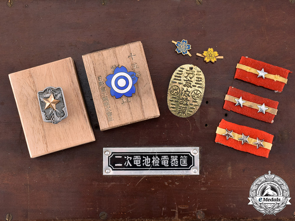 japan._a_lot_of_thirty-_four_army&_navy_insignia_and_badges_in_a_wooden_box_m19_9184