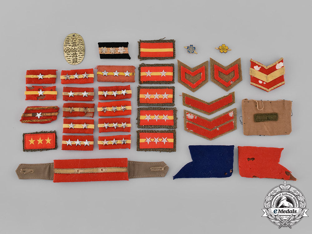japan._a_lot_of_thirty-_four_army&_navy_insignia_and_badges_in_a_wooden_box_m19_9185