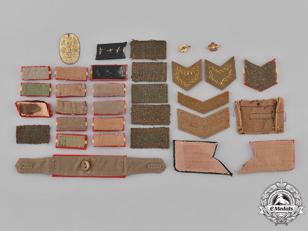 japan._a_lot_of_thirty-_four_army&_navy_insignia_and_badges_in_a_wooden_box_m19_9186