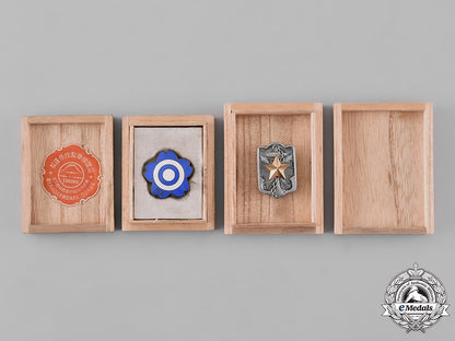japan._a_lot_of_thirty-_four_army&_navy_insignia_and_badges_in_a_wooden_box_m19_9190