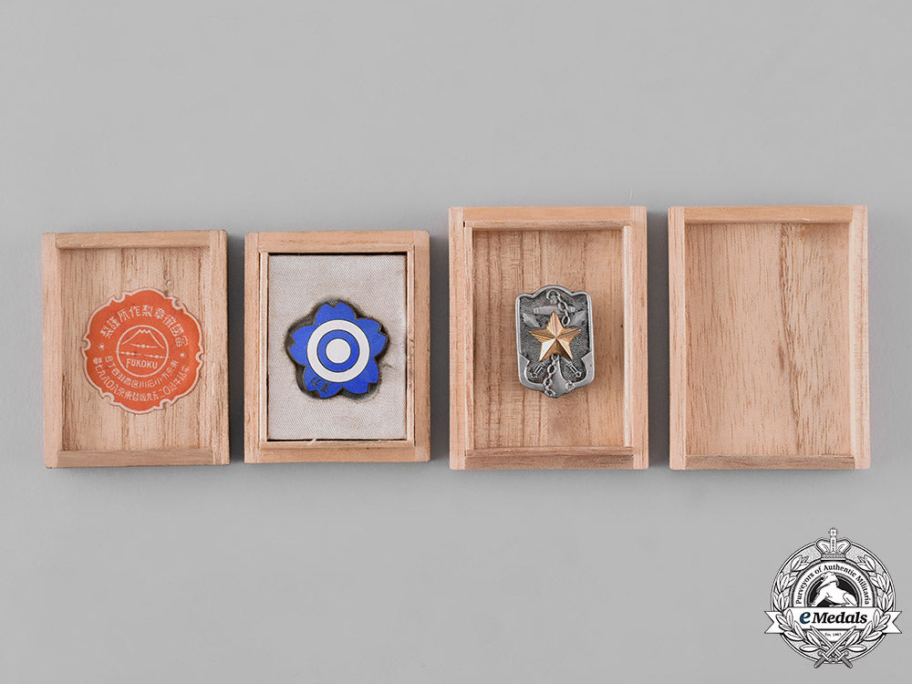 japan._a_lot_of_thirty-_four_army&_navy_insignia_and_badges_in_a_wooden_box_m19_9190