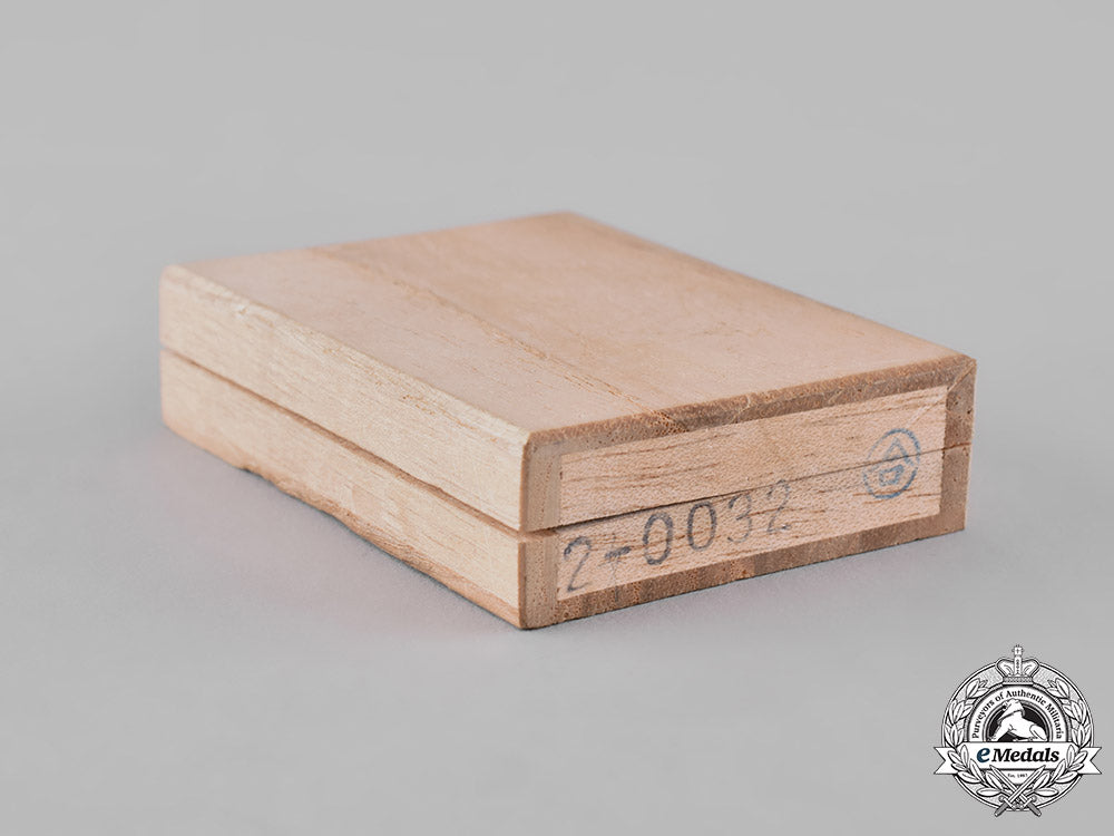 japan._a_lot_of_thirty-_four_army&_navy_insignia_and_badges_in_a_wooden_box_m19_9191