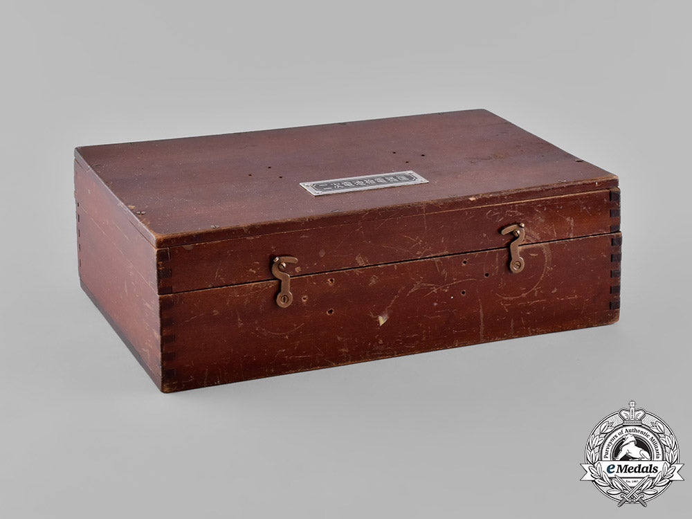 japan._a_lot_of_thirty-_four_army&_navy_insignia_and_badges_in_a_wooden_box_m19_9194