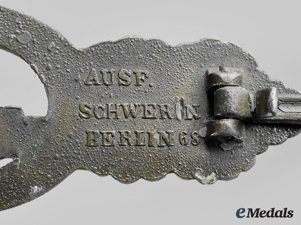 germany,_kriegsmarine._a_u-_boat_clasp,_bronze_grade,_by_schwerin_m20_00826_2_1_1