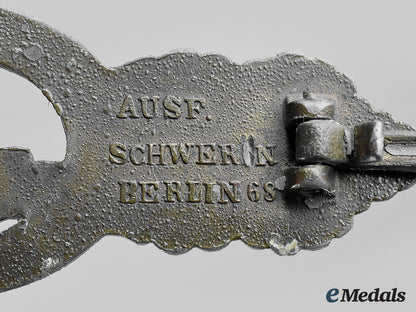 germany,_kriegsmarine._a_u-_boat_clasp,_bronze_grade,_by_schwerin_m20_00826_2_1_1