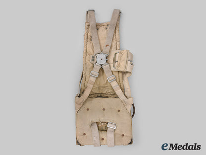 canada,_commonwealth._a_royal_canadian_air_force_parachute,_by_irving_air_chute_company,_c.1942_m20_01467_1_1