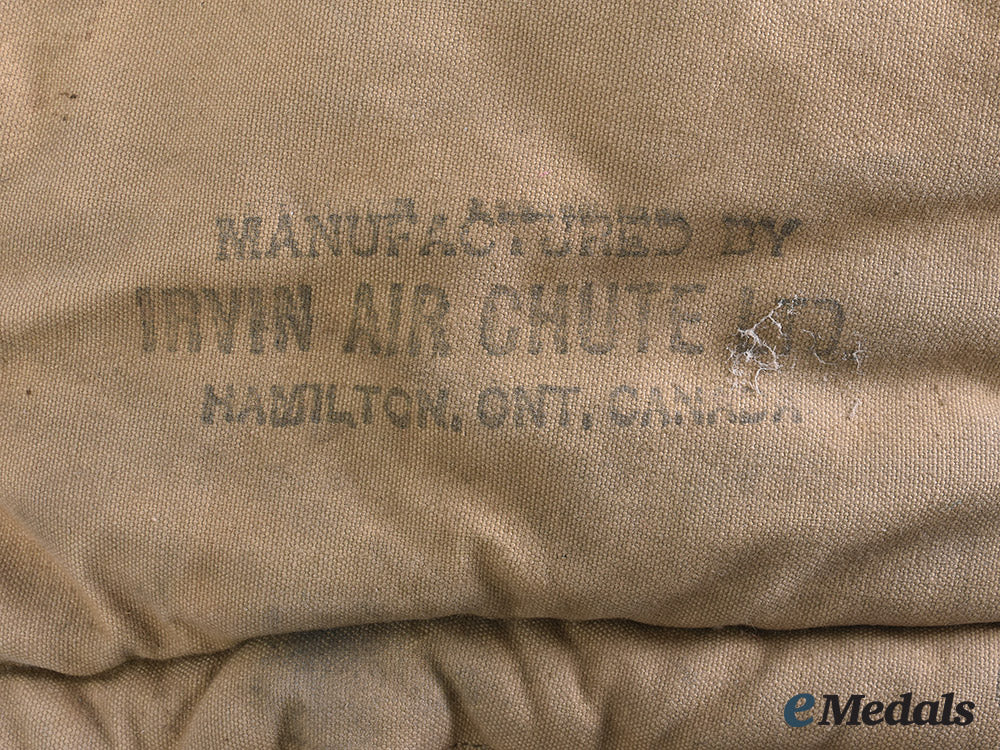 canada,_commonwealth._a_royal_canadian_air_force_parachute,_by_irving_air_chute_company,_c.1942_m20_01475_1_1