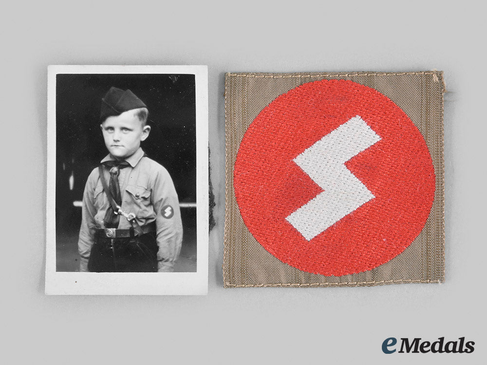 germany,_dj._a_deutsches_jungvolk_general_membership_sleeve_insignia,_with_photograph_m20_01565_1