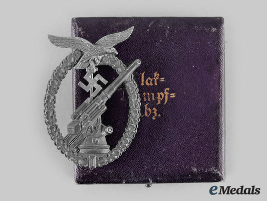 germany,_luftwaffe._a_flak_badge_with_case_m20_01662
