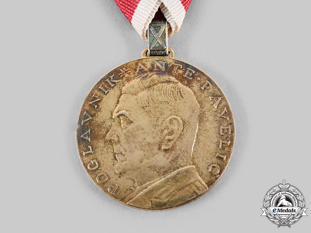 croatia,_independent_state._an_extremely_rare_ante_pavelić_golden_bravery_medal_m20_039_emd0635_1