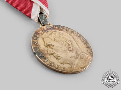 croatia,_independent_state._an_extremely_rare_ante_pavelić_golden_bravery_medal_m20_041_emd0664_1