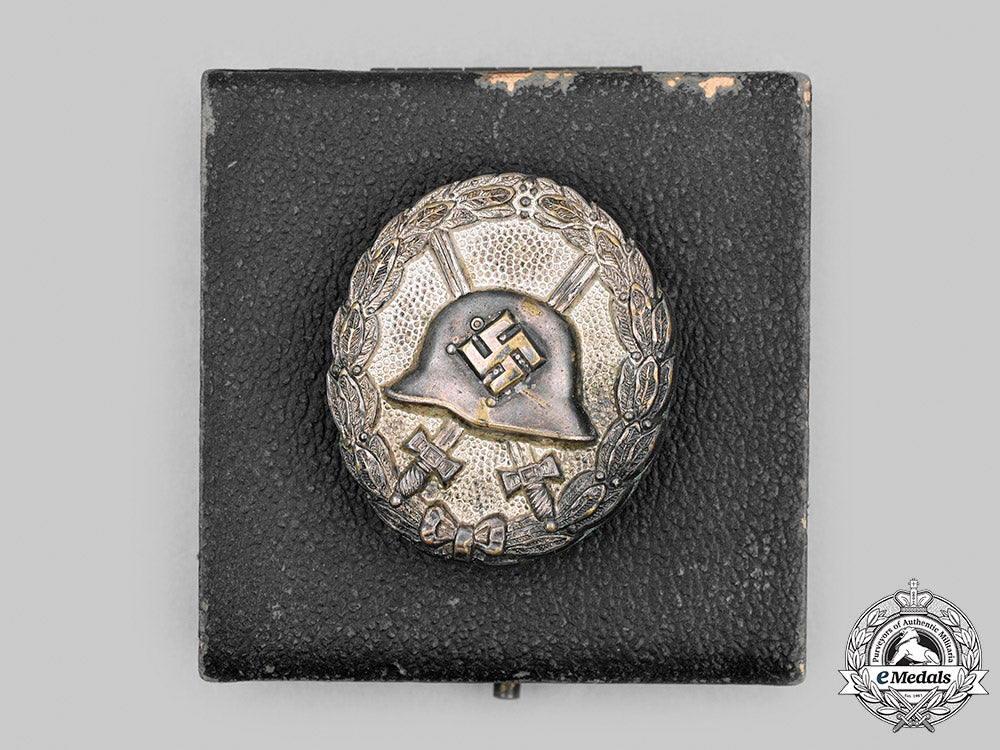 germany,_wehrmacht._a_silver_grade_wound_badge,_first_pattern,_with_case_m20_1802_mnc5827
