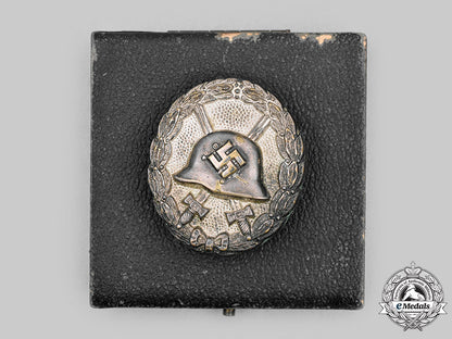 germany,_wehrmacht._a_silver_grade_wound_badge,_first_pattern,_with_case_m20_1802_mnc5827