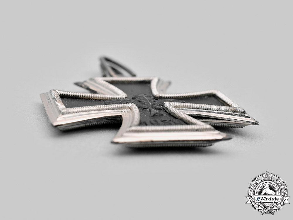 germany,_federal_republic._a_knight’s_cross_of_the_iron_cross,_with_case,_early1957_version_m20_1816_mnc5862