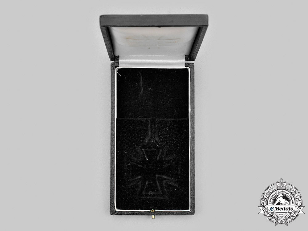 germany,_federal_republic._a_knight’s_cross_of_the_iron_cross,_with_case,_early1957_version_m20_1820_mnc5856